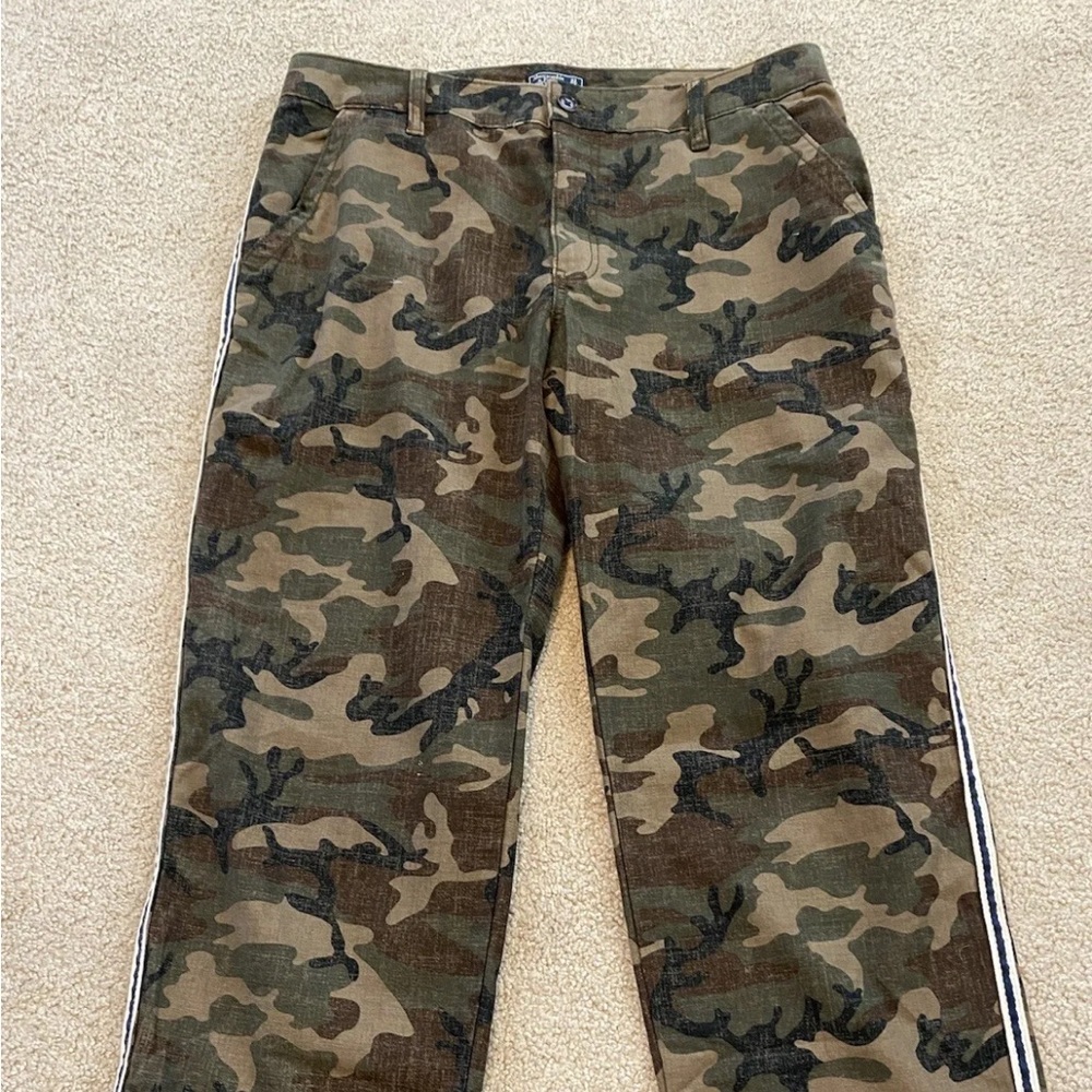 Abercrombie & Fitch Green Camouflage Cropped Pants